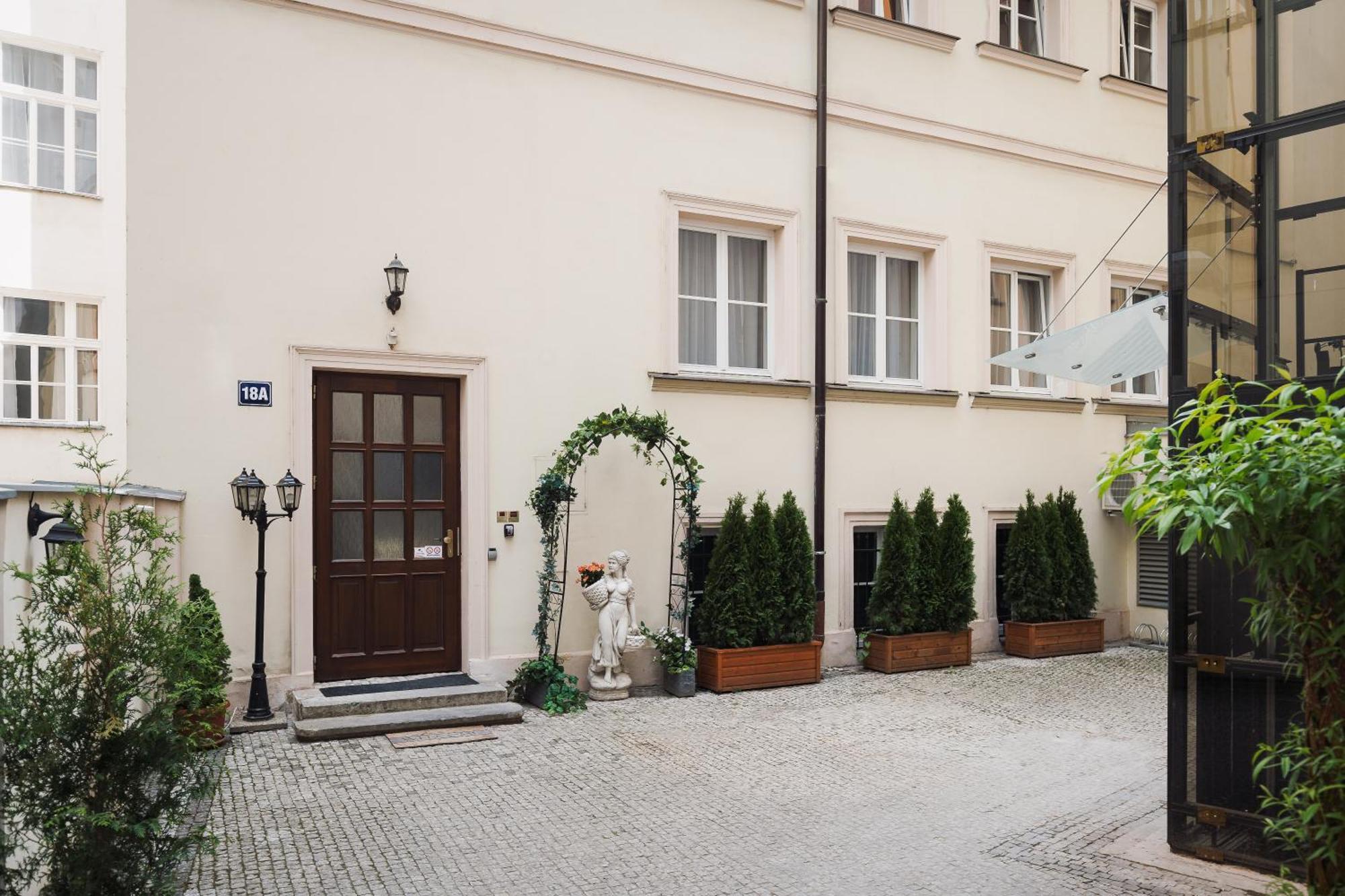 Prague Old Town Liliova Garden — Photos 1